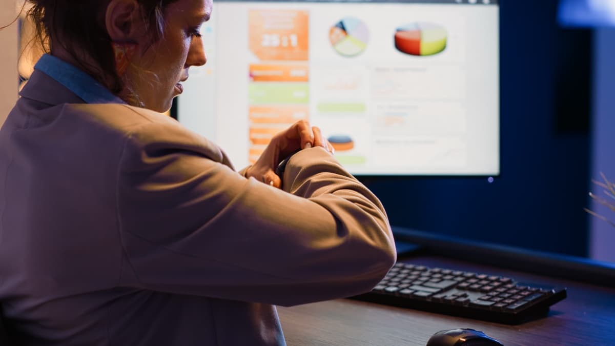 Geschäftsfrau analysiert Kampagnendaten im Büro