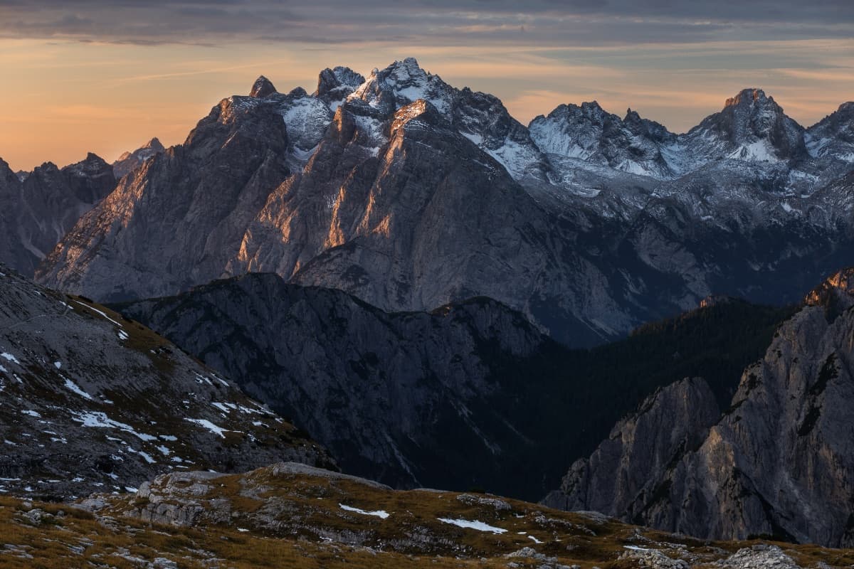Sonnenaufgang über den italienischen Alpen – symbolisiert Klarheit, Überblick und solide Grundlagen